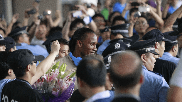 O atacante Didier Drogba foi recepcionado no aeroporto pelos torcedores do Shanghai Shenhua