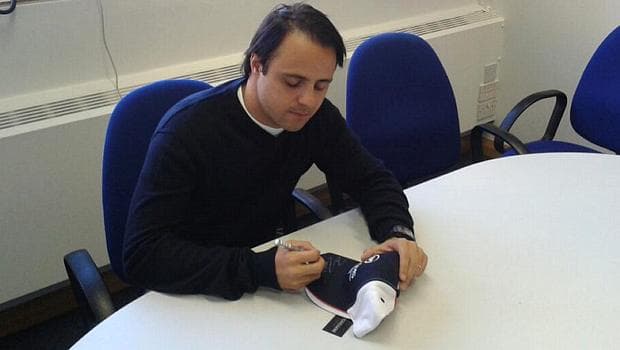 O brasileiro Felipe Massa já distribui autógrafos em bonés da sua nova equipe, a Williams