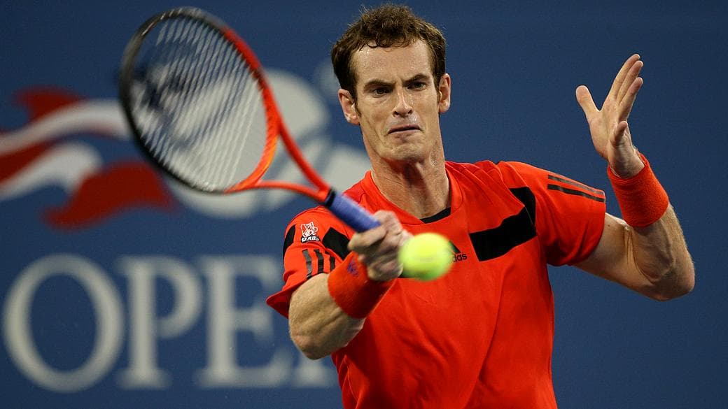 O escocês Andy Murray (de vermelho) venceu o francês Michael Llodra na estreia do US Open
