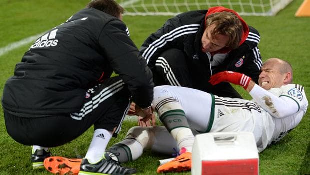 O holandês Arjen Robben após lesionar o joelho no jogo do Bayern de Munique
