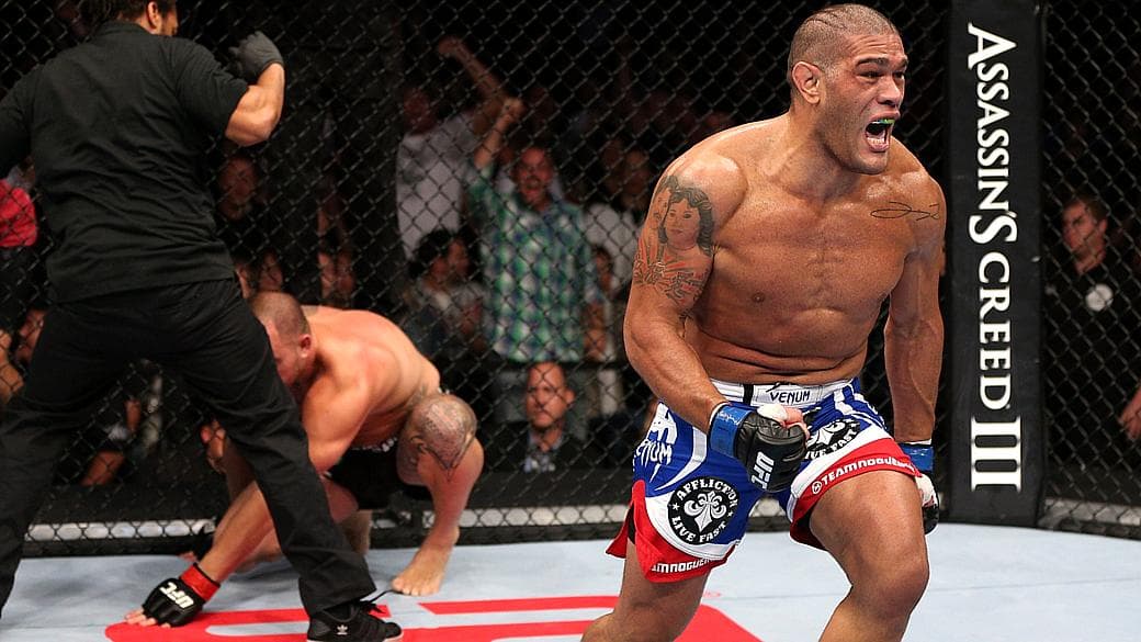O peso-pesado Antônio Pezão derrubou Travis Browne no primeiro assalto