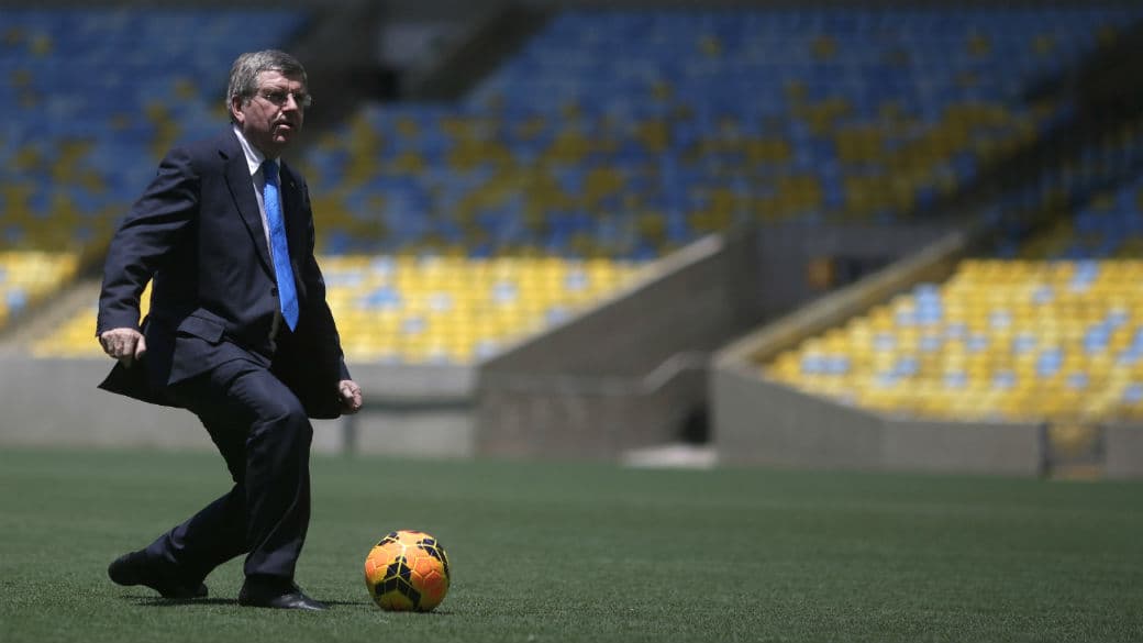 O presidente do Comitê Olímpico Internacional, Thomas Bach, bate pênalti em visita ao Maracanã