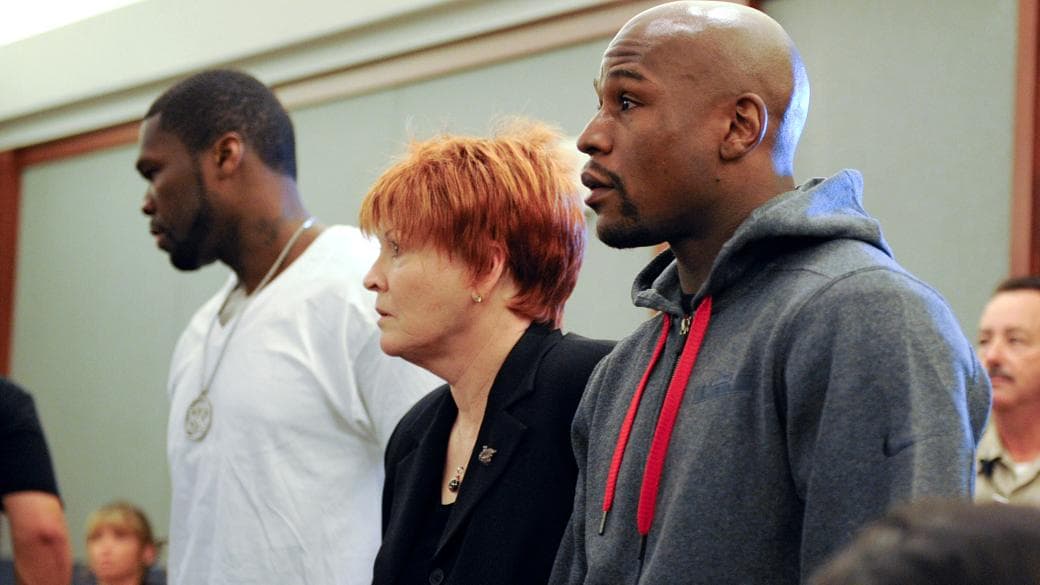 O rapper 50 cent (de branco) compareceu ao julgamento que condenou seu amigo Floyd Mayweather