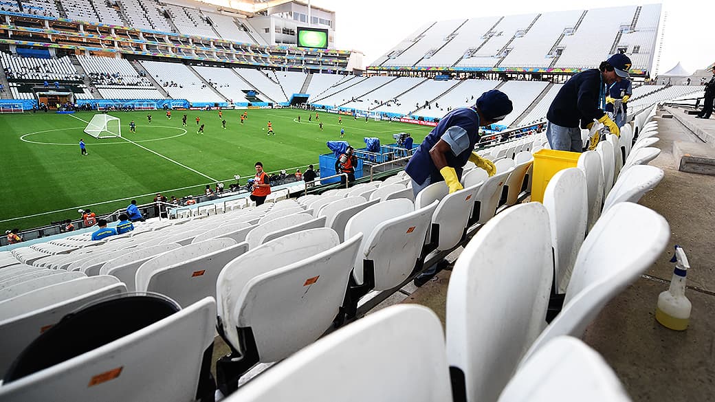 Funcionários limpam as cadeiras do Itaquerão antes da abertura da Copa, em São Paulo
