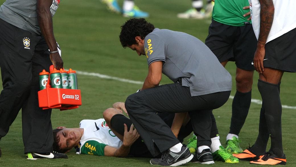 Oscar deixou o treino após sentir lesão na perna direita