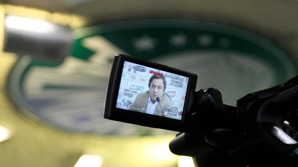 O presidente do Palmeiras, Arnaldo Tirone, em entrevista coletiva no CT do clube: cartola pressionado por causa do rebaixamento no Brasileirão 2012