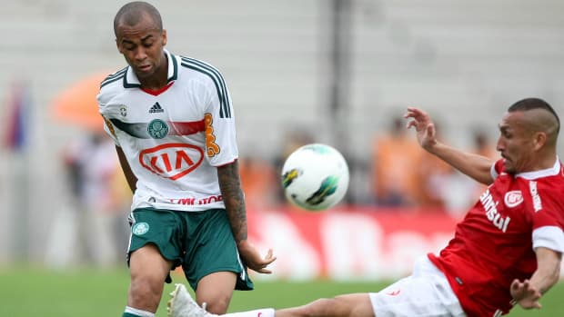O jogador Wesley da S.E. Palmeiras disputa bola com o jogador Guiñazu do S.C. Internacional durante partida válida pela trigésima segunda rodada do Campeonato Brasileiro Série A no estádio José Pinheiro Borda (Beira-Rio).