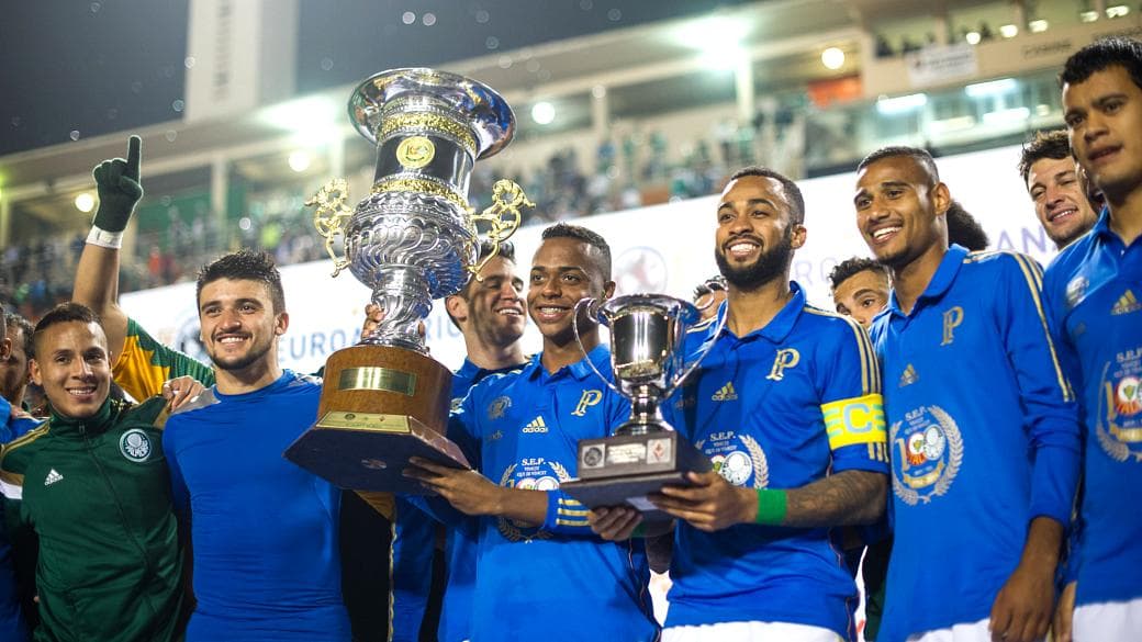 Palmeiras estreou camisa azul e levantou taça simbólica nas comemorações do centenário