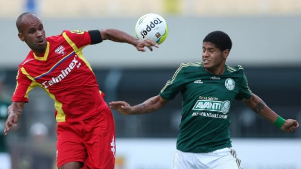 O jogador Leandro do Palmeiras disputa bola com o jogador Francis do Audax, durante partida no estádio do Pacaembu