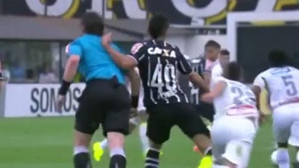 Petros, do Corinthians, agride Rafael Claus, em clássico na Vila Belmiro