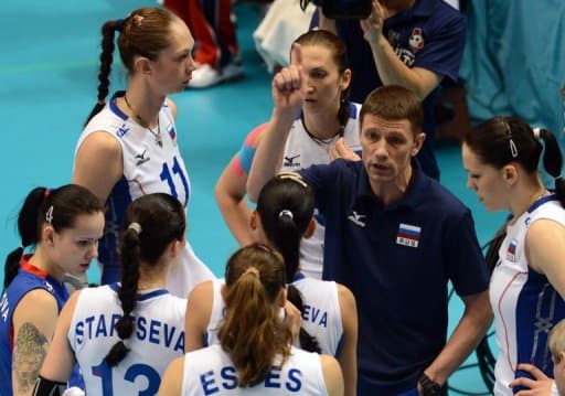 Sergei Ovchinnikov fala com as jogadoras russas durante as Olimpíadas de Londres