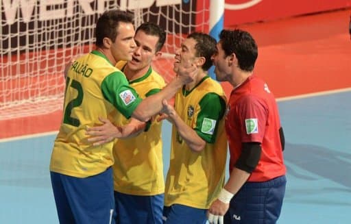 O craque Falcão (E) comemora com seus companheiros de equipe um gol marcado contra a Argentina em 14 de novembro
