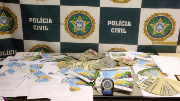 Ingressos apreendidos, sábado, com três cambistas no Hotel Merlin, em Copacabana