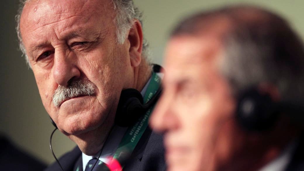 Os técnicos da Espanha, Vicente Del Bosque (à esq.) e do Uruguai, Oscar Tabárez, na véspera do sorteio da Copa das Confederações