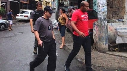 Thyago Almeida Rosa da Silva de Oliveira, de camiseta vermelha, foi preso na favela do Jacarezinho, na Zona Norte do Rio de Janeiro