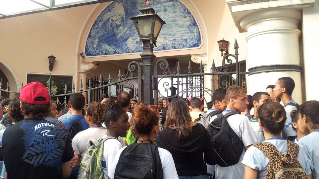 Decepção no Rio: a torcida espera, sem sucesso, para entrar em São Januário