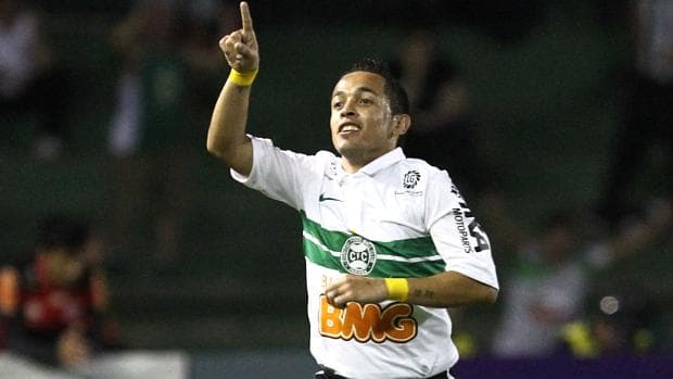 Rafinha fez o segundo gol do Coritiba na vitória sobre o Flamengo
