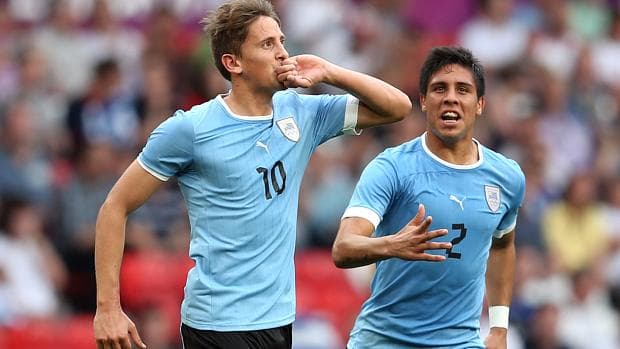 Ramirez (à esq.) comemora seu gol nesta quinta, o primeiro na vitória do Uruguai