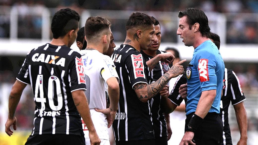 Raphael Claus teve bastante trabalho durante o clássico, que teve expulsão de Alison, do Santos, ainda no primeiro tempo