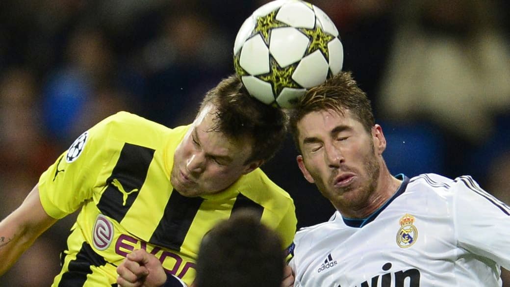 Grosskreutz e Sergio Ramos disputam a bola no empate entre Real Madrid e Borussia Dortmund, no Estádio Santiago Bernabéu, pela Liga dos Campeões, nesta terça-feira