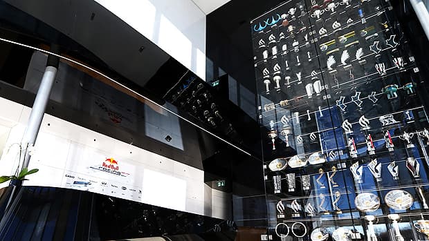 A estante de troféus da na sede da Red Bull em Milton Keynes, Inglaterra