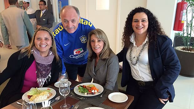 O técnico Felipão recebeu as psicólogas da Seleção Brasileira, Gisele Silva, Regina Brandão e Aline Magnani