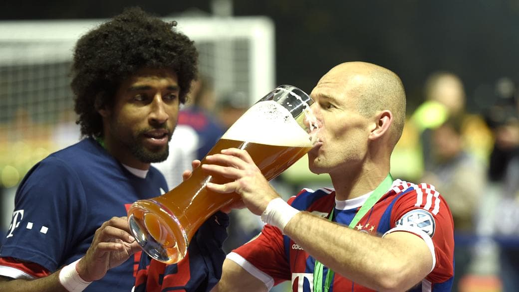 Autor de um gol e uma assistência, Robben comemorou com as tradicionais tulipas de chopp, ao lado de Dante