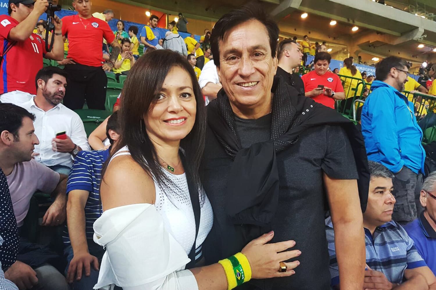 Ex-jogador Roberto Rojas com a esposa Viviane no Allianz Parque