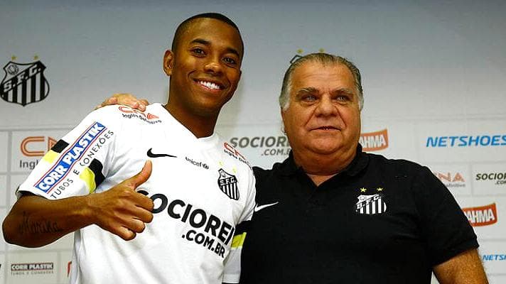 Robinho posa ao lado do presidente Odílio Rodrigues, após assinar contrato com o Santos