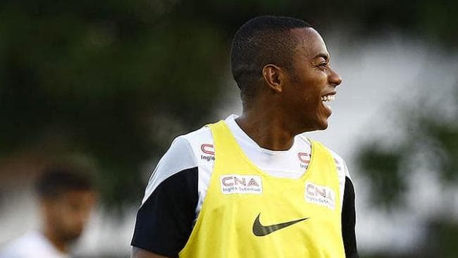 Robinho já treinou entre os titulares e marcou um gol no coletivo