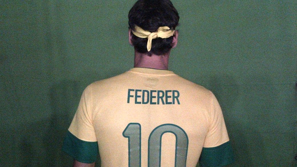 Roger Federer vestiu o uniforme da seleção brasileira para promover o torneio de tênis que acontece no Brasil em dezembro