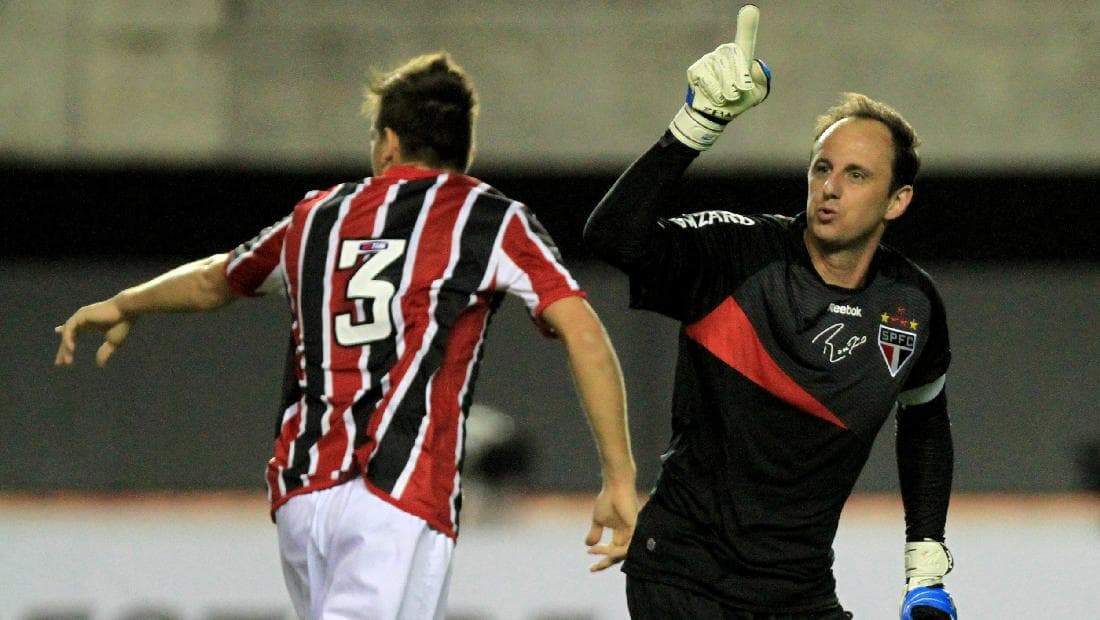 Rogério Ceni comemora seu primeiro gol em 2012, em partida válida pela Copa Sul-Americana.