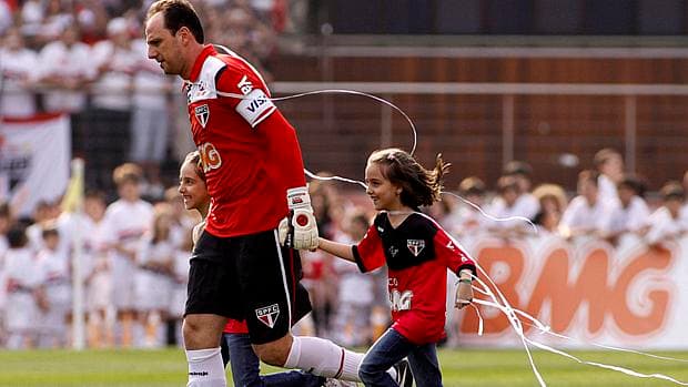 Rogério Ceni foi recebido por 1.000 crianças à beira do campo