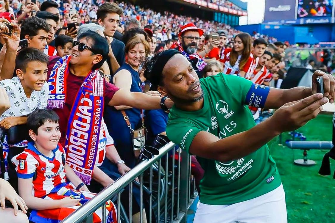 Ronaldinho Gaúcho tira uma selfie com torcedor durante o último jogo do estádio Vicente Calderon