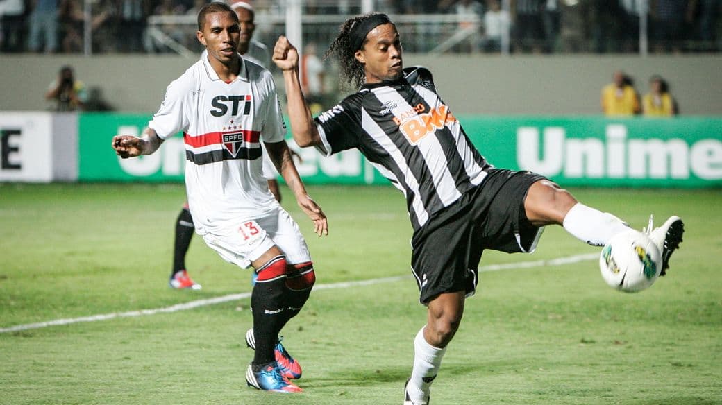 Paulo Miranda e Ronaldinho Gaúcho no jogo entre Atlético-MG e São Paulo no Estádio Independência, em Belo Horizonte, pelo Brasileirão-2012. A equipe mineira venceu a partida