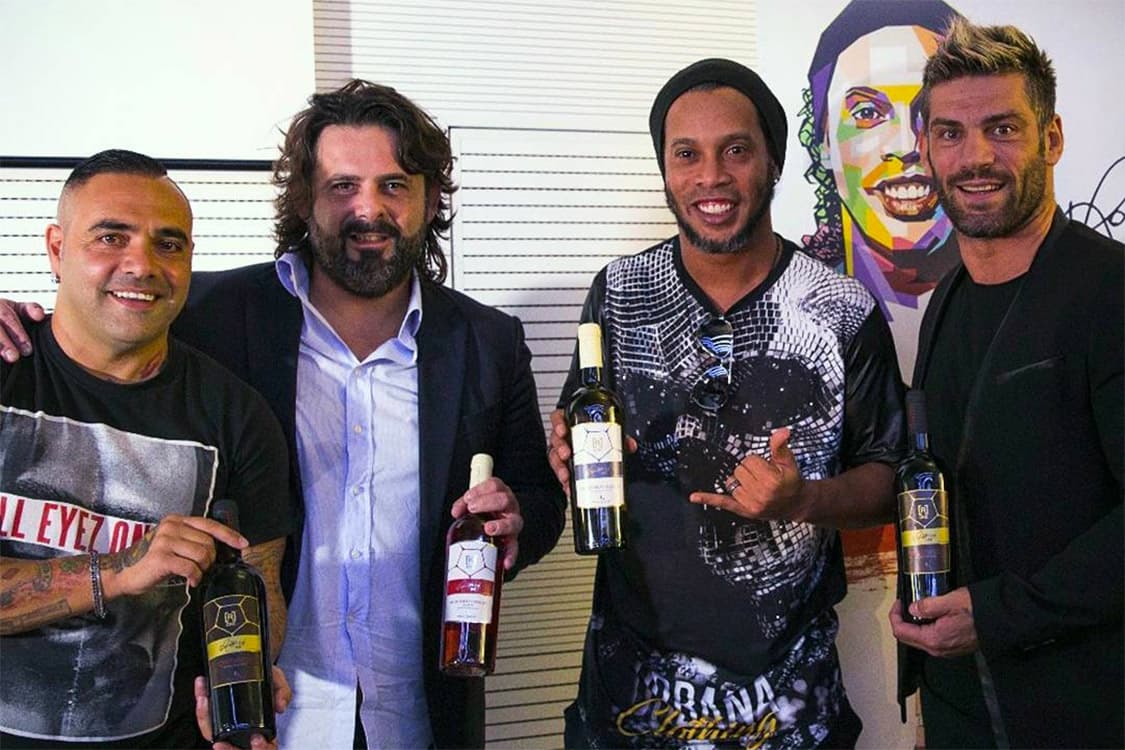 Ronaldinho Gaúcho mostra vinho assinado por ele