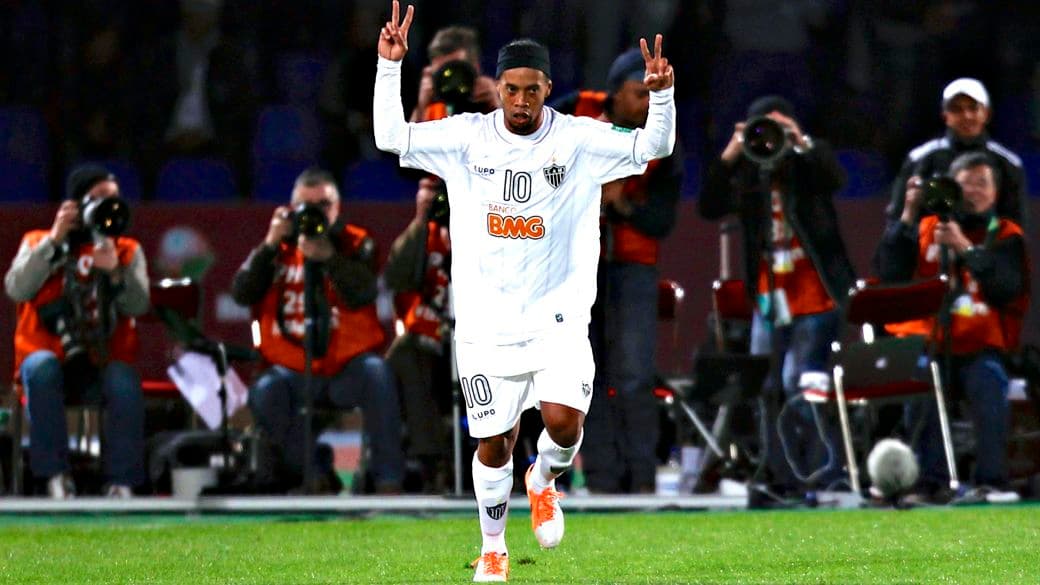 Ronaldinho Gaúcho na semifinal contra o Raja Casablanca: golaço de falta não adiantou