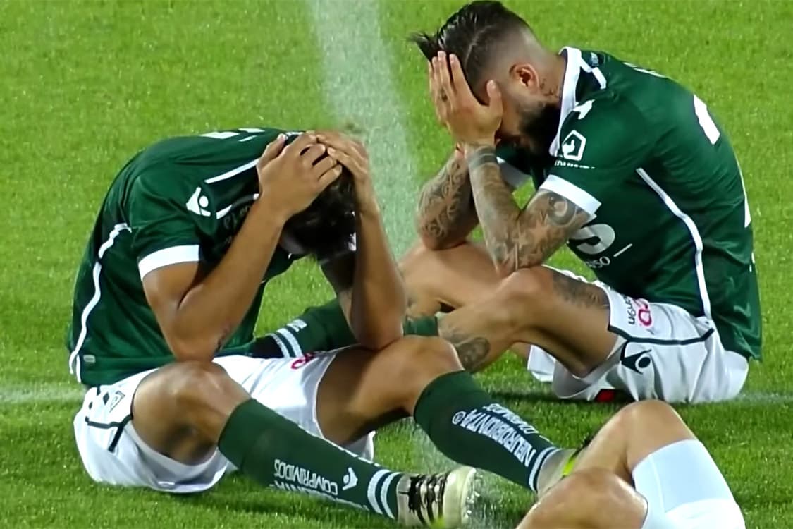 Jogadores do Santiago Wanderers lamentam queda para a Série B