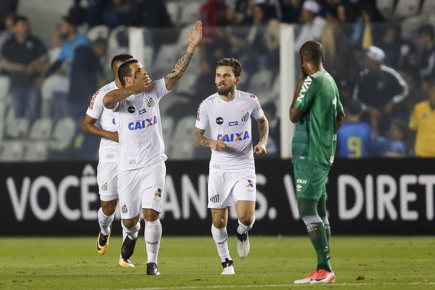 Jogadores do Santos comemoram gol contra a Chapecoense, na Vila Belmiro