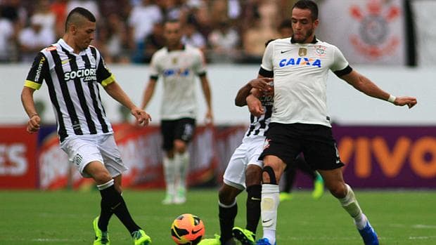 O jogador Renato Augusto do Corinthians durante a partida entre Corinthians SP e Santos SP válida pela Série A do Campeonato Brasileiro 2013 no Estádio Arena Fonte Luminosa em Araraquara