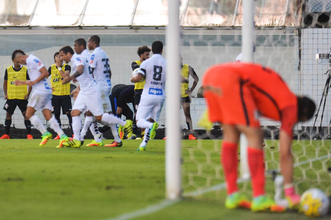 Jogadores do Santos comemoram após Vitor Bueno marcar o gol da virada sobre o Corinthians, na Vila Belmiro