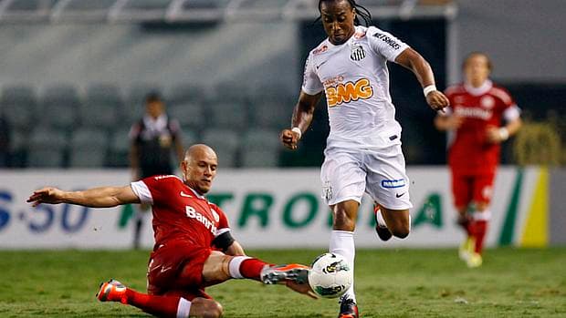 Arouca, do Santos, disputa lance com Nei, do Internacional
