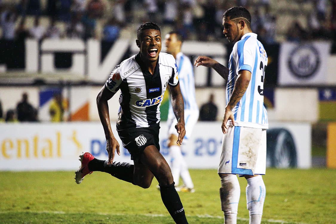 Bruno Henrique comemora após abrir o placar para o Santos sobre o Paysandu
