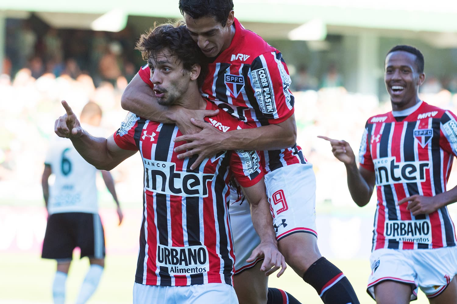 Rodrigo Caio marca gol durante partida entre Coritiba e São Paulo, válida pela 37ª rodada do Campeonato Brasileiro - 26/11/2017