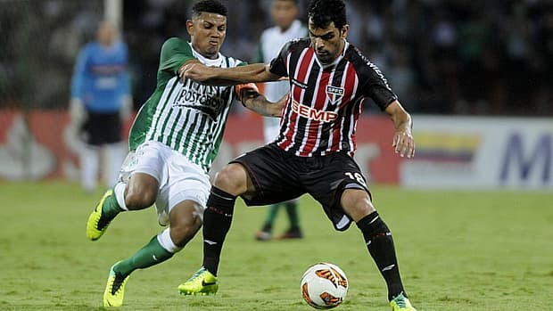 Maicon protege a bola diante de Mejia, do Atlético Nacional, de Medellín