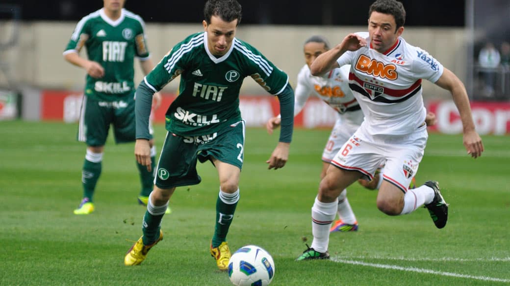 Cicinho, do Palmeiras, e Juan, do São Paulo, disputam bola durante partida pelo Campeonato Brasileiro – 21/08/2011