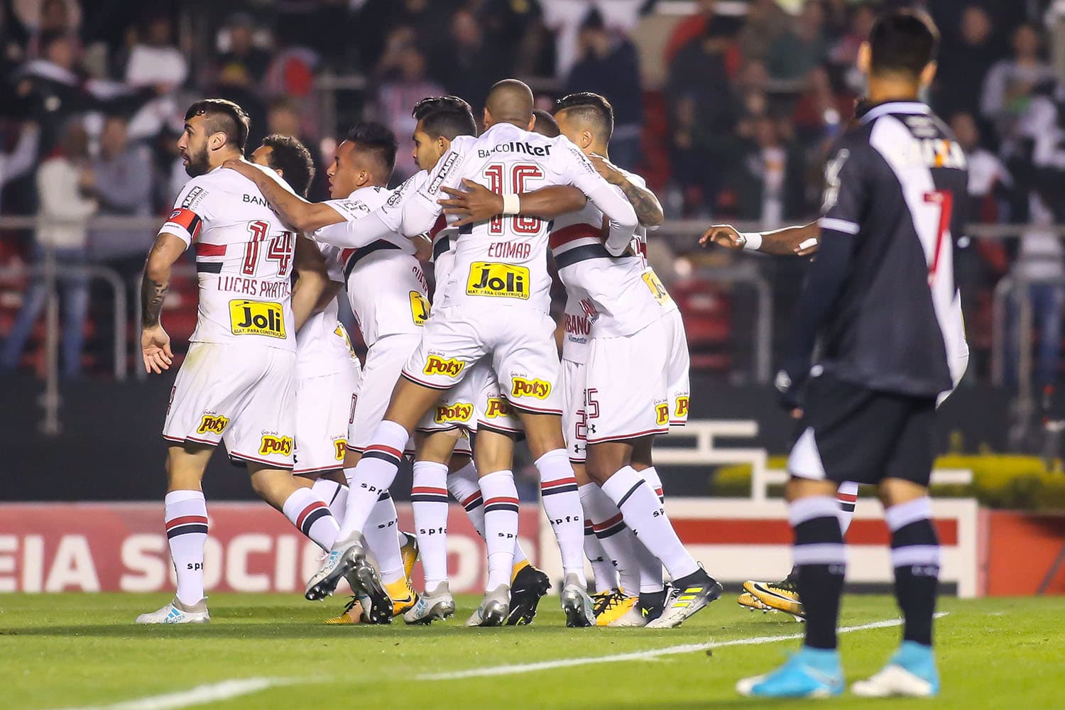 Jogadores do São Paulo comemoram gol contra o Vasco, pelo Campeonato Brasileiro, no Morumbi