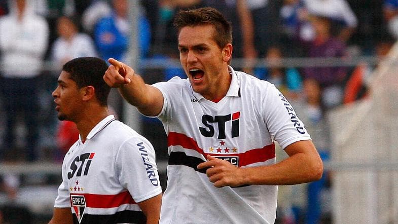 Rafael Tolói comemora primeiro gol do São Paulo contra a Universidad Católica