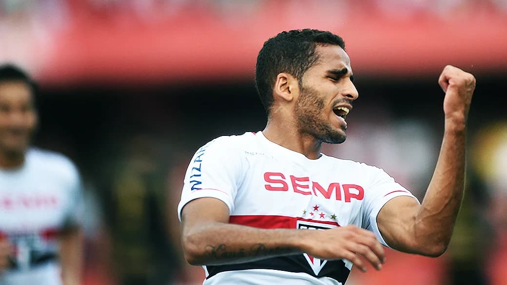 Douglas, do São Paulo, comemora gol contra o Botafogo, pelo Campeonato Brasileiro, no Morumbi