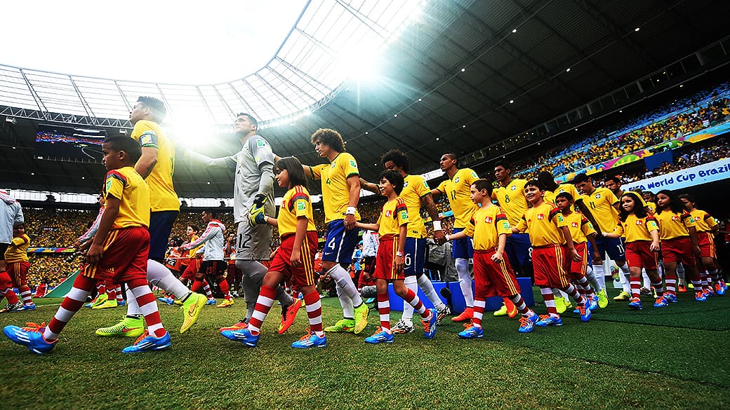 Jogadores do Brasil entram para o jogo contra o México no Castelão, em Fortaleza; a seleção volta ao estádio na sexta, para pegar a Colômbia
